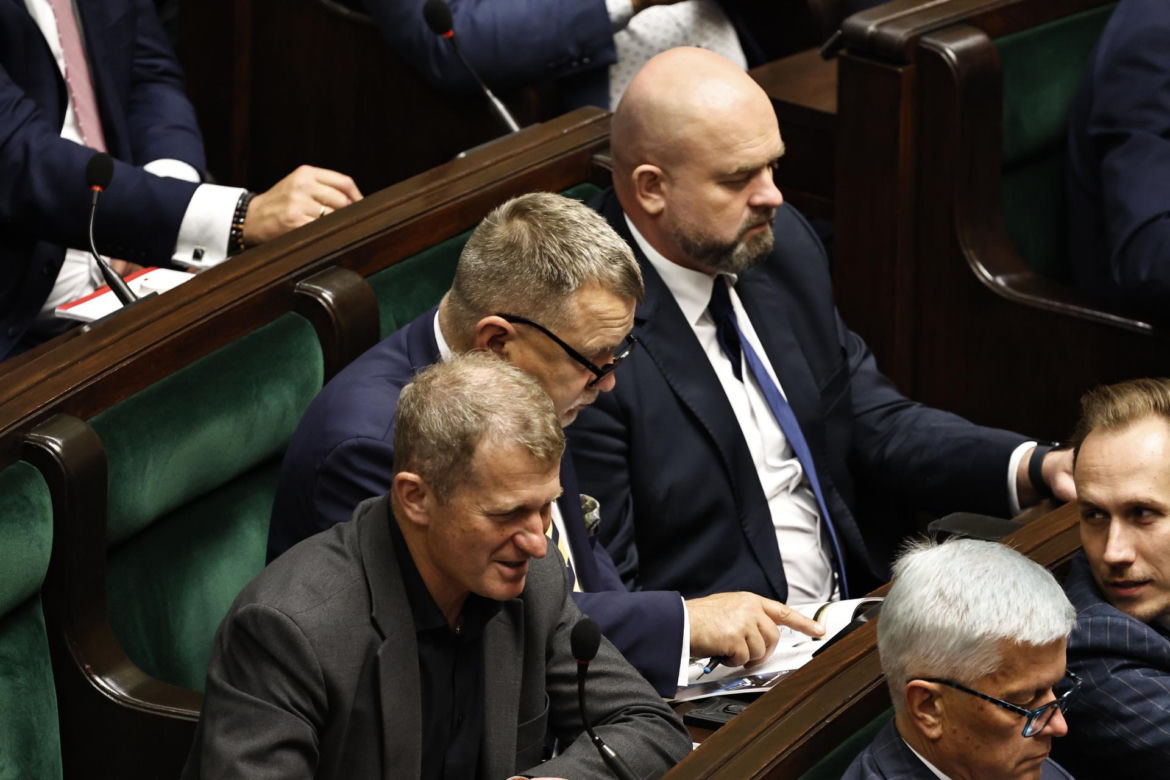 W  czasie obrad Sejmu poseł przeglądał katalog z bronią