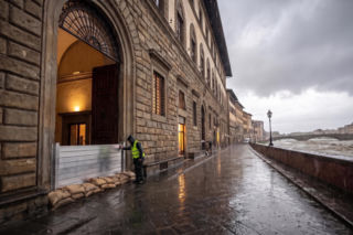 Obraz Caravaggia ocalał w Galerii Uffizi. Niezwykłe zabezpieczenie powstrzymało żywioł