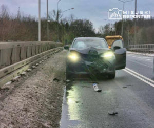 Demolka kołem z ciężarówki. Rozbita toyota i mercedes w Markach