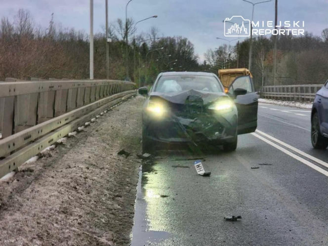 Demolka kołem z ciężarówki. Rozbita toyota i mercedes w Markach
