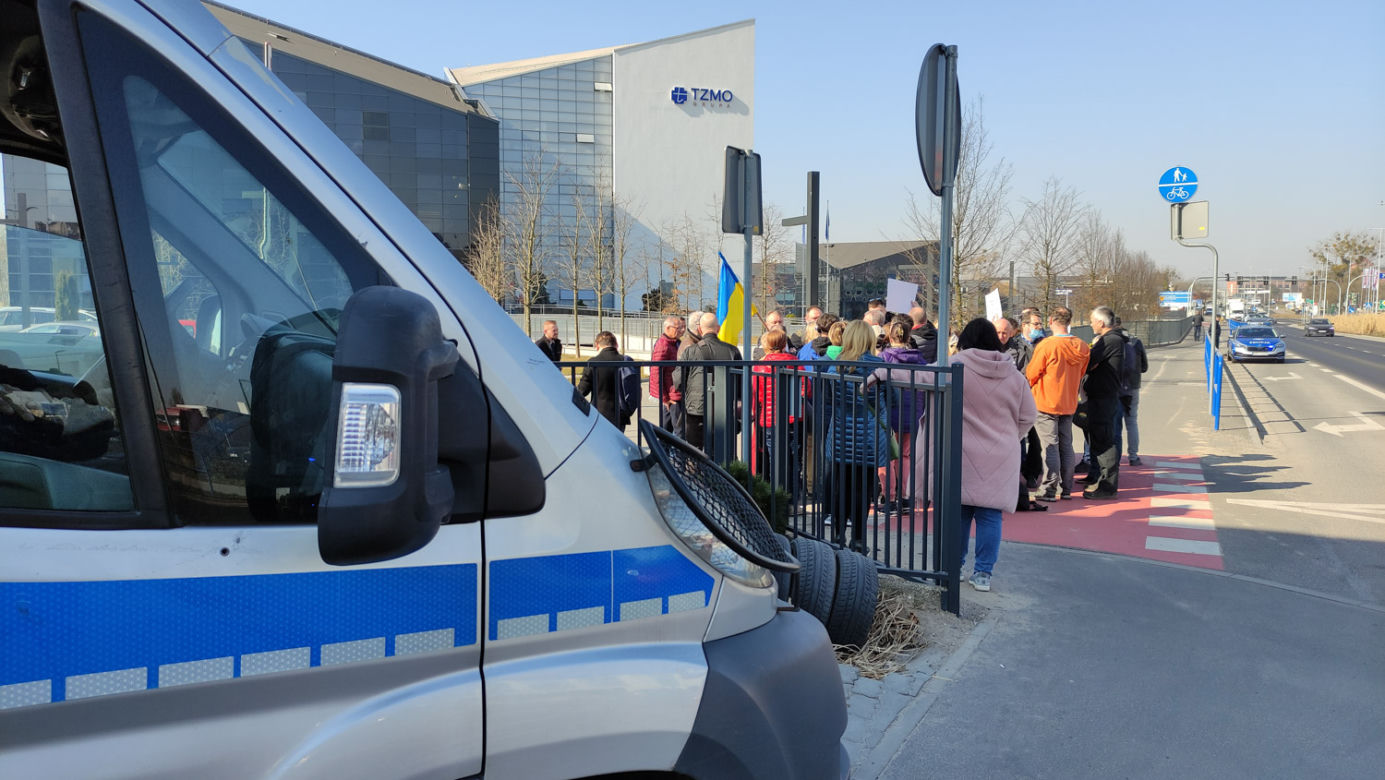 Protest pod siedzibą TZMO. Co dalej z Toruńskimi Zakładami Materiałów Opatrunkowych w Rosji?