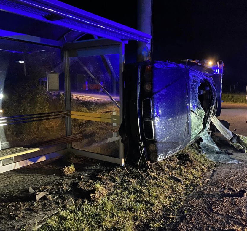 Pijany w bmw roztrzaskał się o słup i przystanek! Drogowa demolka pod Piasecznem
