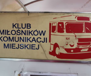 Czerwony autobus po Kaliszu mknie