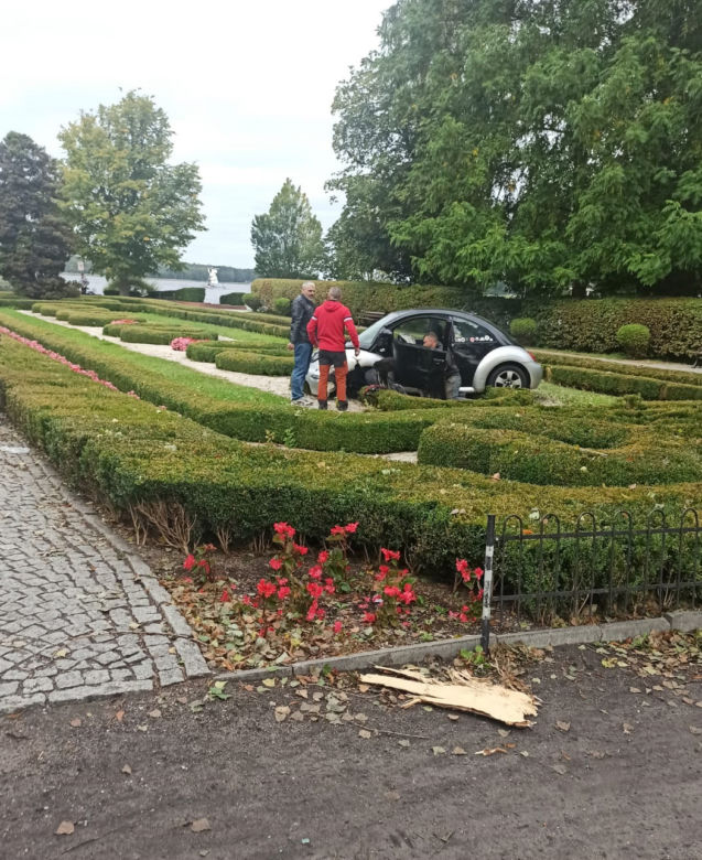 Szczecinek. Wjechał autem do parku, taranując wszystko po drodze