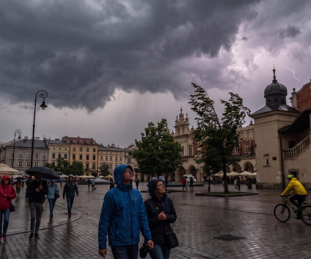 Ciemne chmury burzowe i piorun nad rynkiem w Krakowie. O alertach pogodowych IMGW przeczytasz w serwisie Eska.