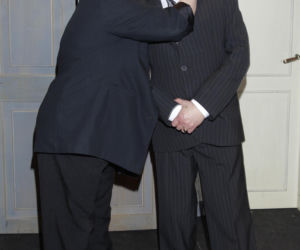 Wojciech Pokora odzywa się z zaświatów i siada z żoną w fotelu