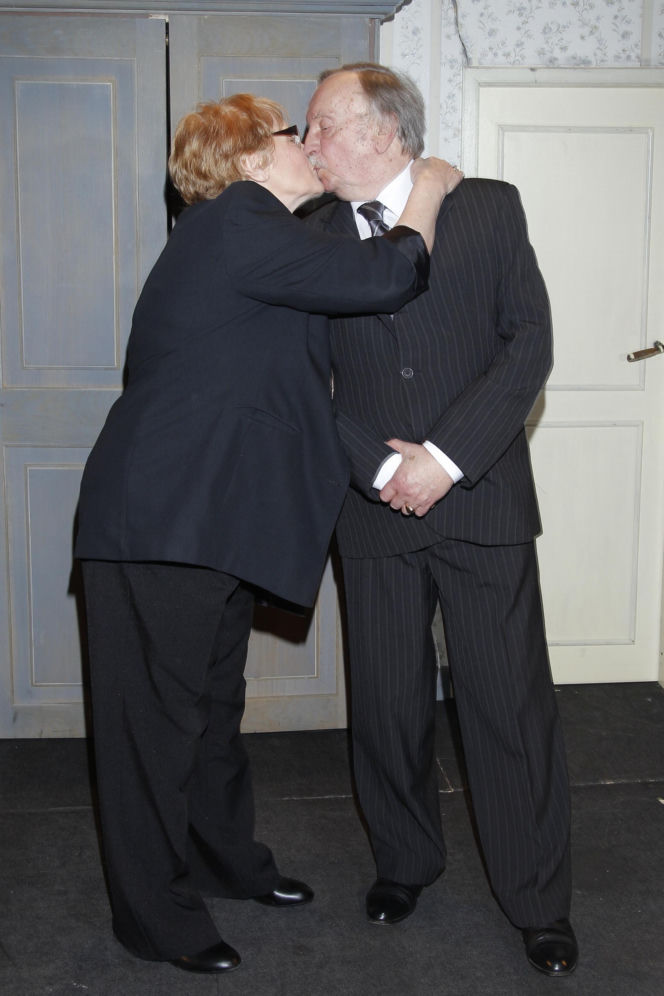 Wojciech Pokora odzywa się z zaświatów i siada z żoną w fotelu