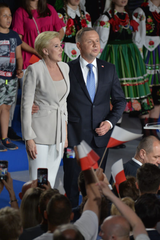 Wybory 2020. Duda gratuluje Trzaskowskiemu. Został wybuczany przez własny sztab