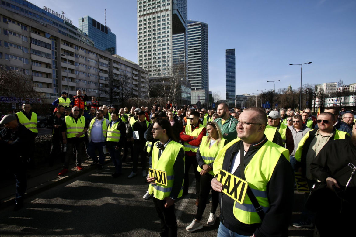 Wielki protest taksówkarzy w centrum Warszawy. Chcą podniesienia stawek!
