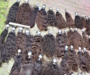 Nocne włamanie w Warszawie. Łupem złodzieja padły włosy warte fortunę