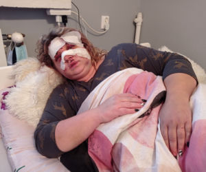Brutalny napad w Parzniewie. Groził bronią sprzedawczyni i tłukł ją metalową pałką