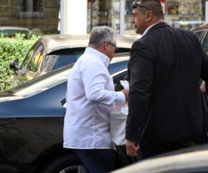 Aleksander Kwaśniewski zakupy w księgarni