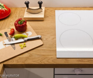 Białe AGD na drewnianym blacie w białej kuchni