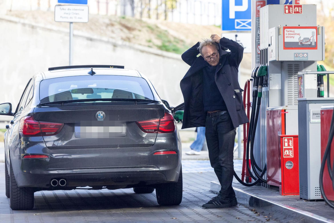 Andrzej Chyra obcine paznokcie na stacji