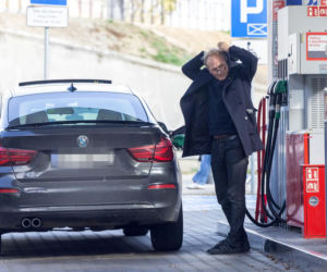 Andrzej Chyra obcine paznokcie na stacji