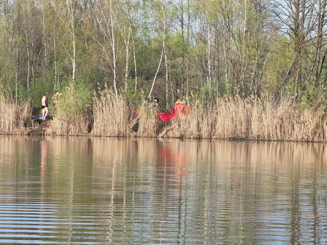 Dramatyczna akcja ratunkowa pod Wołominem. Wskoczył do lodowatej wody i nie wypłynął. Nie żyje młody chłopak