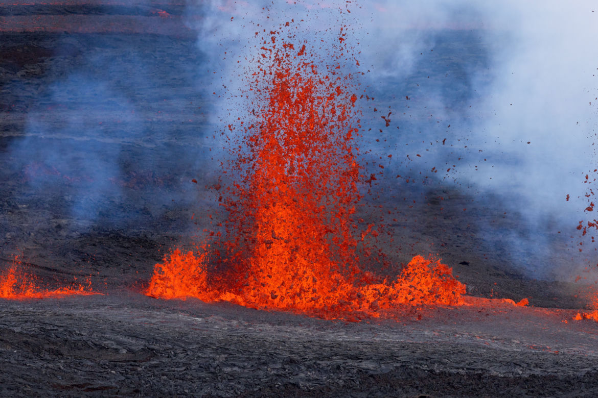Wulkan Mauna Loa na Hawajach wybuchł po 40-stu latach. Jest największy na świecie! [ZDJĘCIA]