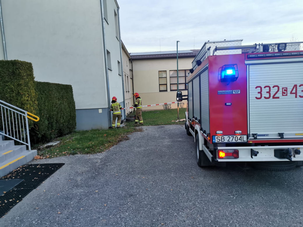Trzyletni Franek wpadł do ciasnej studzienki. Policjantka ruszyła z pomocą. Zawisła głową w dół!