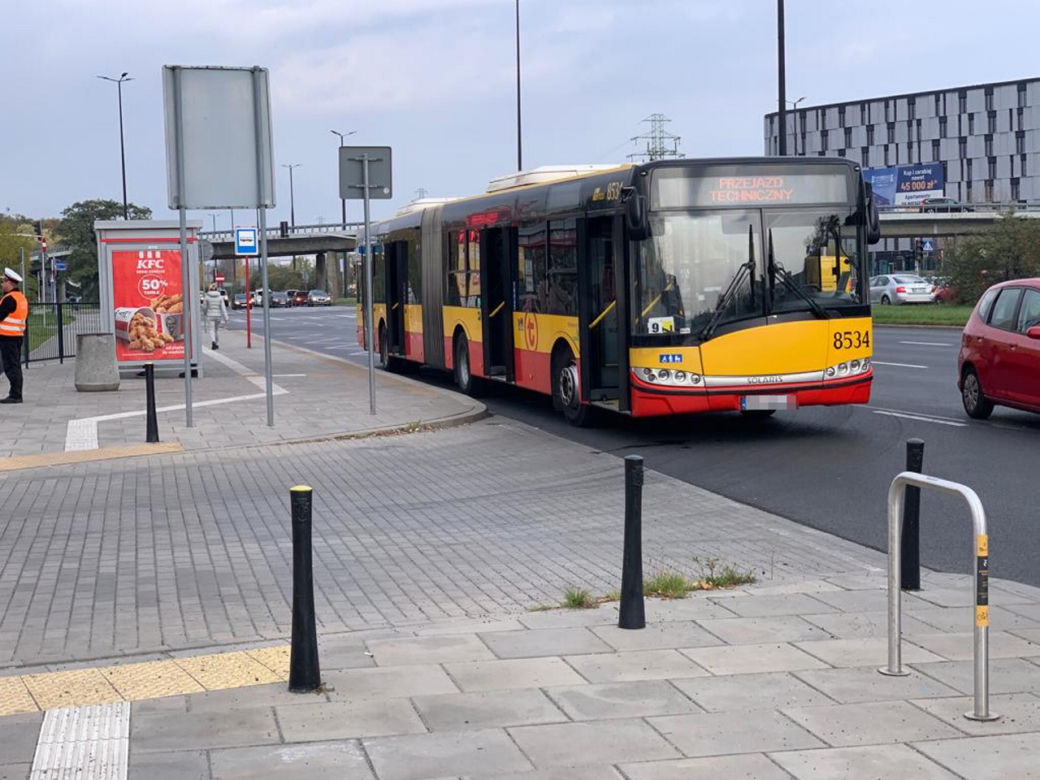 Dramat pasażerów miejskiego autobusu w Warszawie. Cztery osoby ranne