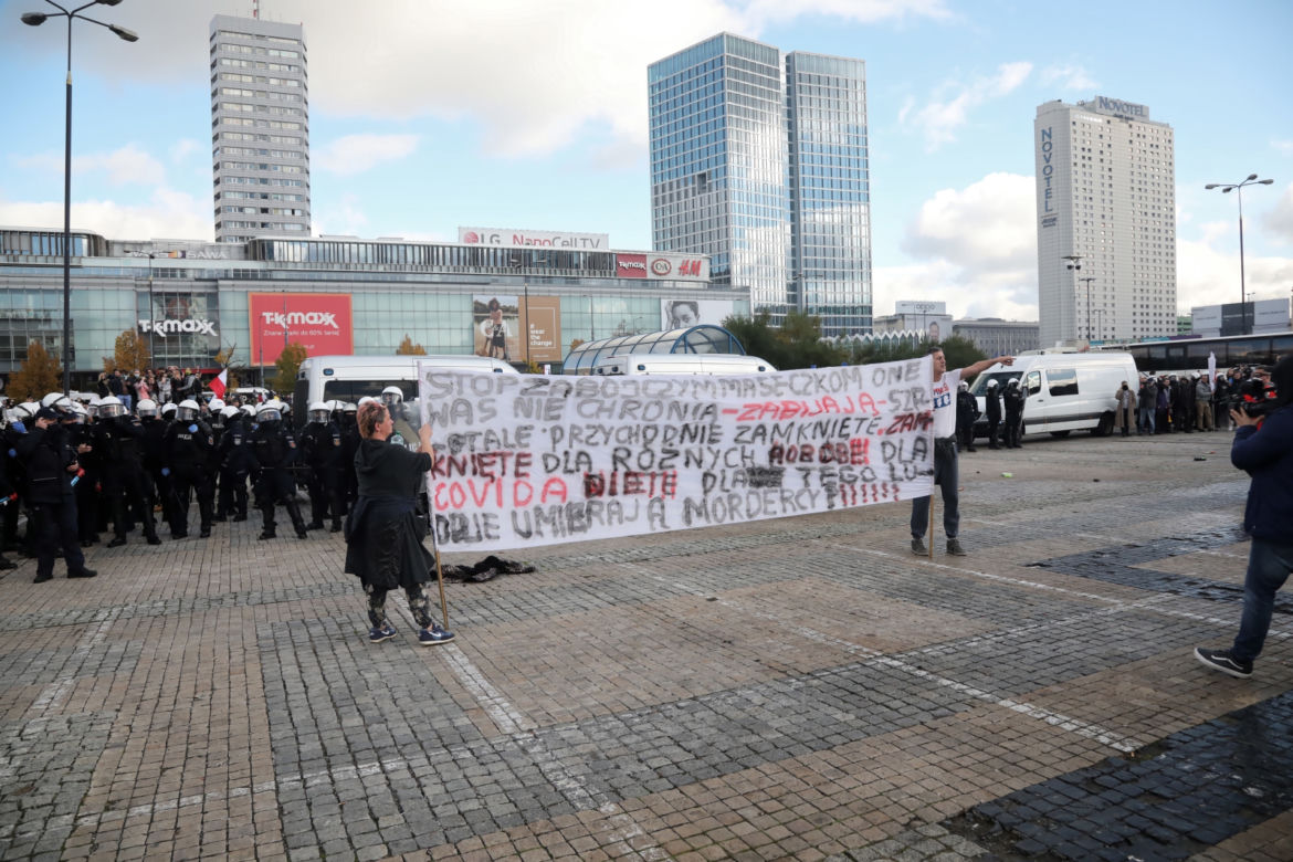Protest antycovidowców i przedsiębiorców na Placu Defilad