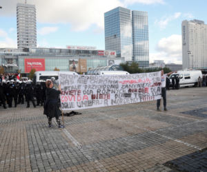 Protest antycovidowców i przedsiębiorców na Placu Defilad