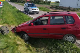 Zasłabł, wjechał do rowu i dachował. Groźny wypadek z udziałem Mitsubishi zakończył się happy endem