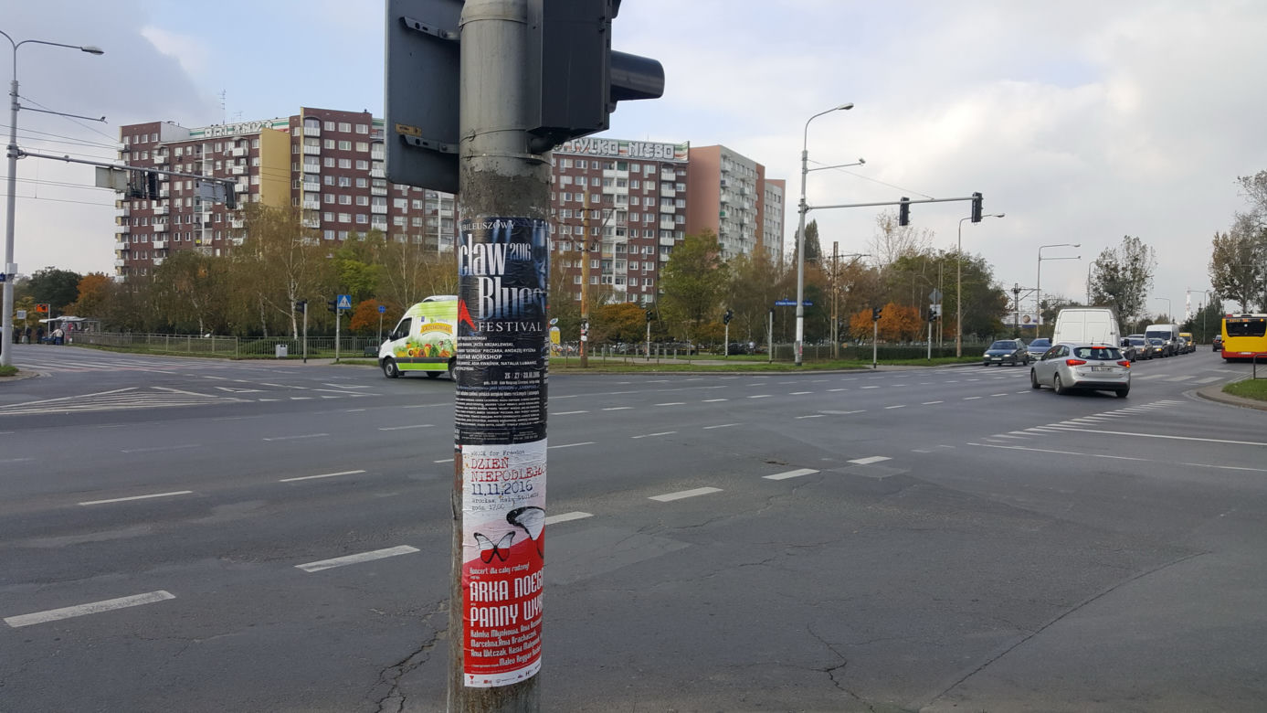 Wrocław jest pełen nielegalnie przyklejonych plakatów i ulotek