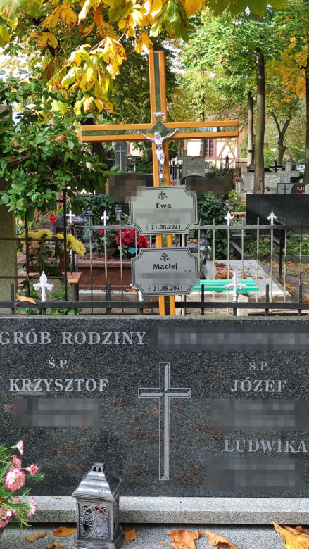 Matka i syn zabili się walcząc na noże, teraz razem spoczęli w rodzinnym grobie