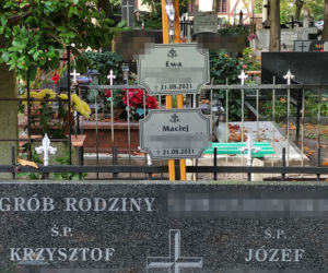 Matka i syn zabili się walcząc na noże, teraz razem spoczęli w rodzinnym grobie