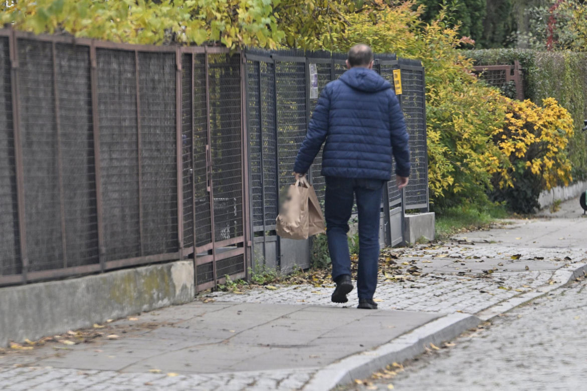 Prezes Kaczyński chory. Kierowca przywiózł mu zakupy do domu