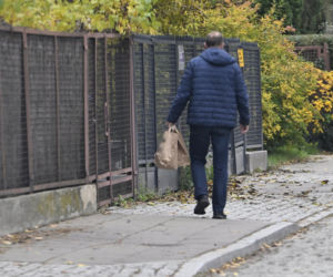 Prezes Kaczyński chory. Kierowca przywiózł mu zakupy do domu