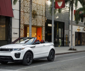 Dzieczyna Bonda Naomie Harris pozuje z Range Roverem Evoque kabrio 