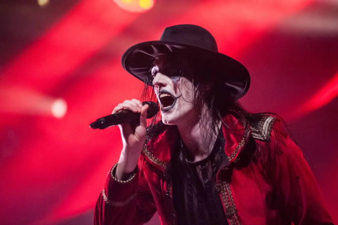 Skrupulatnie wyreżyserowany groteskowy spektakl okraszony nutą surrealizmu – Avatar zawładną Warszawą [RELACJA]