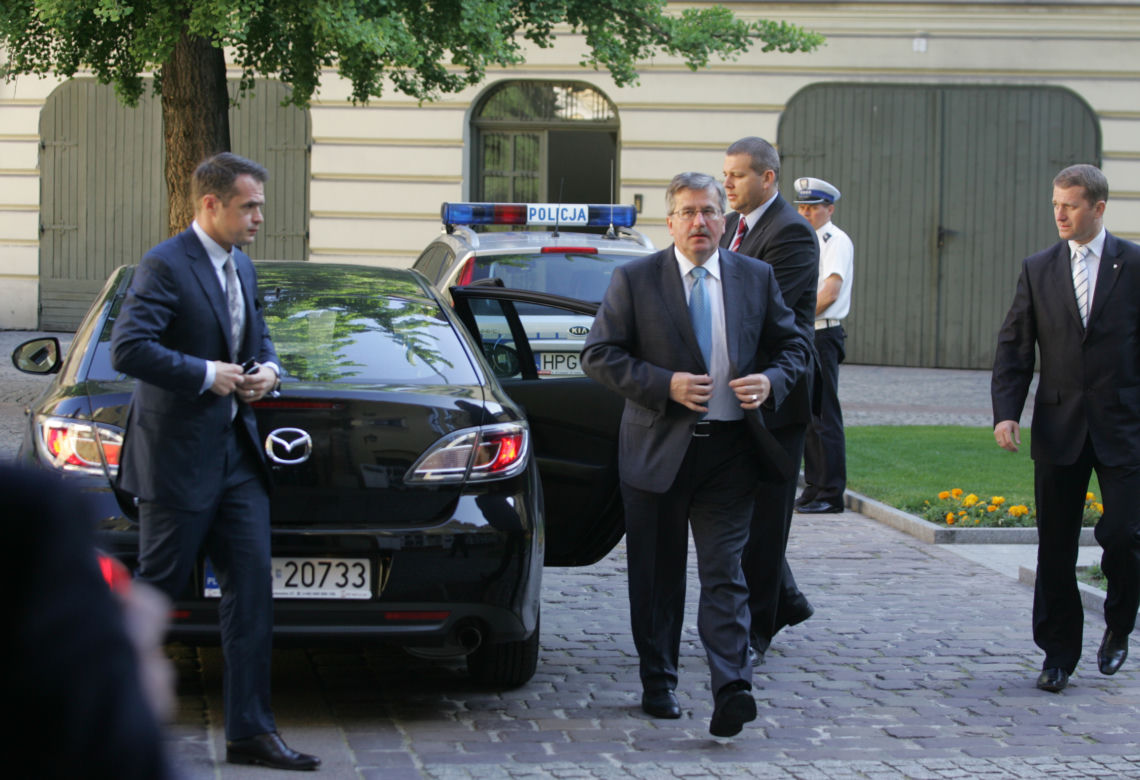 Komorowski odwiedził grób śp. Lecha i Marii Kaczyńskich 
