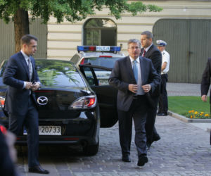 Komorowski odwiedził grób śp. Lecha i Marii Kaczyńskich 