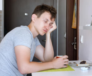 Nagły spadek energii po posiłku może mieć jedną przyczynę. Ten nawyk przy stole robi ogromną różnicę