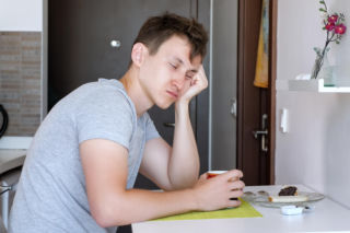 Nagły spadek energii po posiłku może mieć jedną przyczynę. Ten nawyk przy stole robi ogromną różnicę