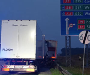 Groźny wypadek na A1. Kierowca ciężarówki wjechał w iveco Poczty Polskiej