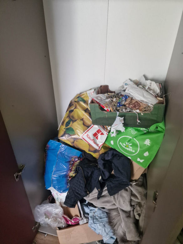 Zdjęcia opuszczonego mieszkania przez lokatorów z piekła rodem