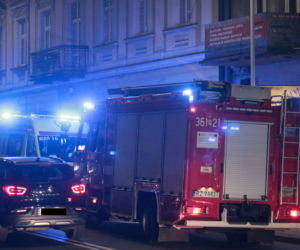 Mężczyzna zabarykadował się w mieszkaniu z kilkuletnim dzieckiem. Ma przy sobie NÓŻ