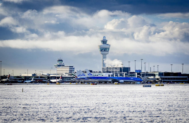 Holandia/ Setki odwołanych lotów, chaos na kolei i rekordowe korki z powodu ataku zimy
