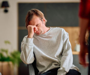 Na Wspólnej, odcinek 4171: Kariera Mariusza wisi na włosku. Mężczyzna ucieka w alkohol i odsuwa się od Oli