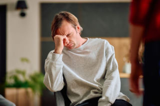 Na Wspólnej, odcinek 4171: Kariera Mariusza wisi na włosku. Mężczyzna ucieka w alkohol i odsuwa się od Oli