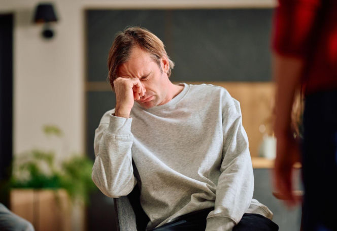 "Na Wspólnej", odcinek 4171: Kariera Mariusza wisi na włosku. Mężczyzna ucieka w alkohol i odsuwa się od Oli