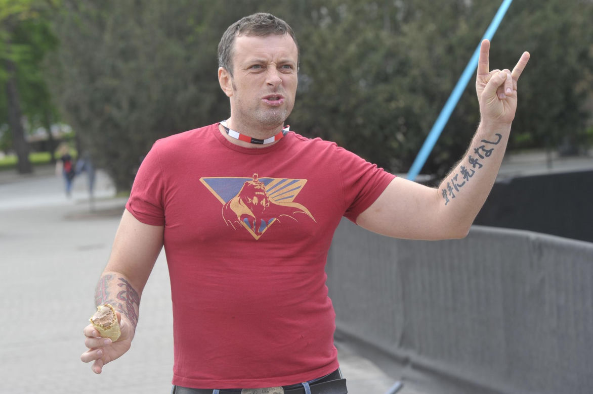 Tak Tymon Tymański wyglądał na początku kariery. Długowłosy buntownik przeszedł wielką metamorfozę