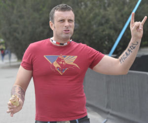 Tak Tymon Tymański wyglądał na początku kariery. Długowłosy buntownik przeszedł wielką metamorfozę