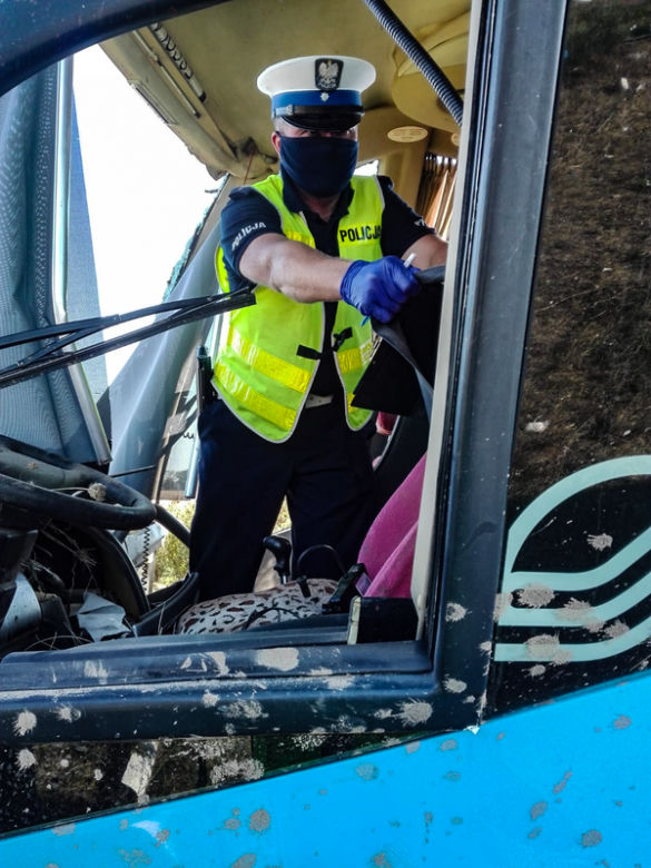 WYPADEK autokaru z dziećmi na A1