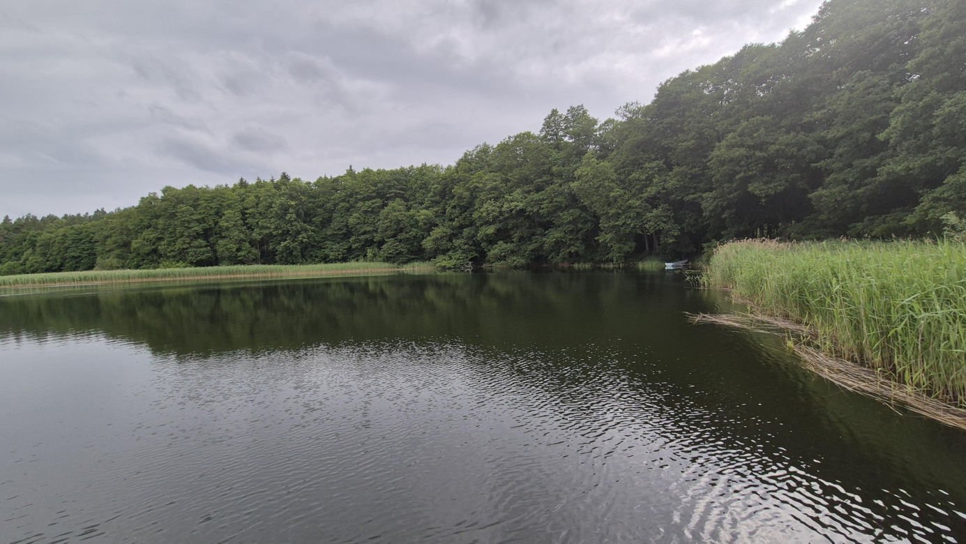 To jezioro pod Olsztynem przyciąga tajemniczą aurą. Trzeba zachować tam absolutną ciszę