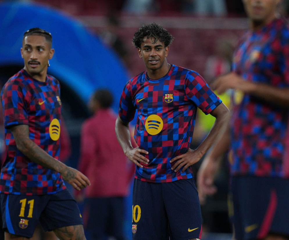 Piłkarze Raphinha i Lamine Yamal na boisku. O transmisji meczu Barcelona - Real przeczytasz na SE Supersport.