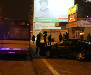 Kierowca wjechał w przystanek Warszawa